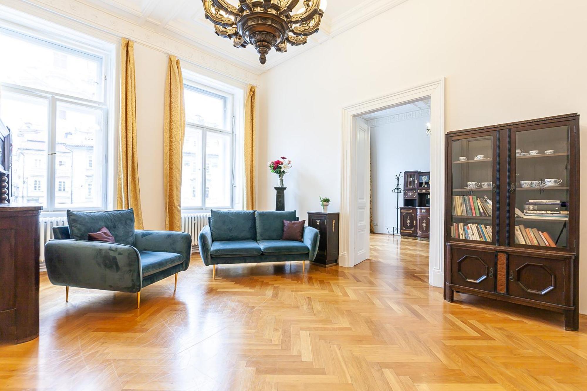 Royal Apartment By Charles Bridge View Of Saint Nicholas Church Prague Exterior photo