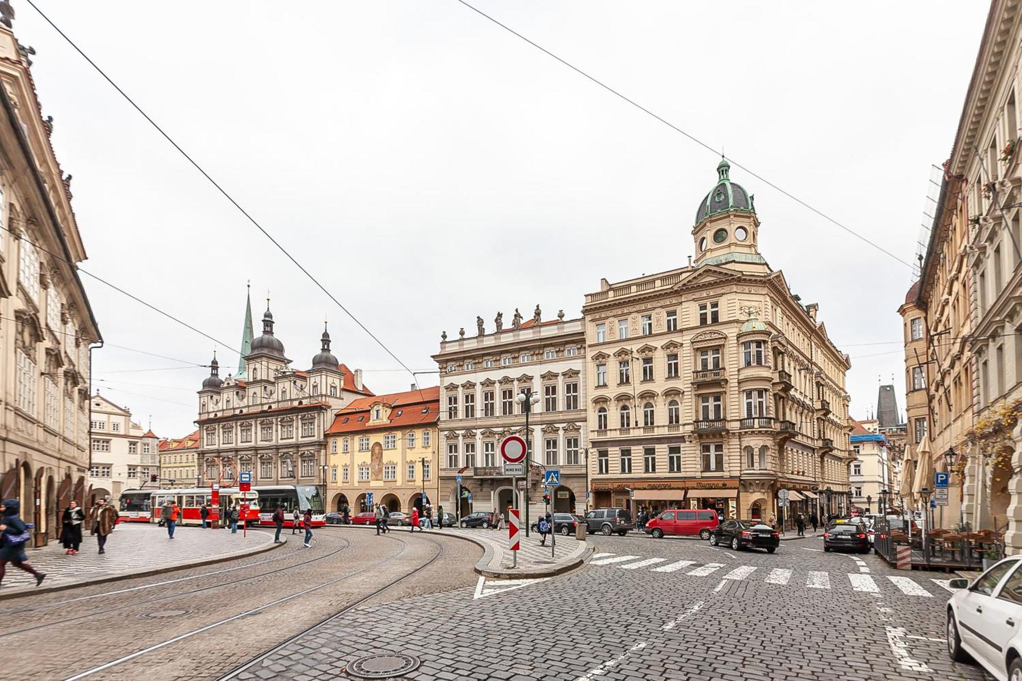Royal Apartment By Charles Bridge View Of Saint Nicholas Church Prague Exterior photo