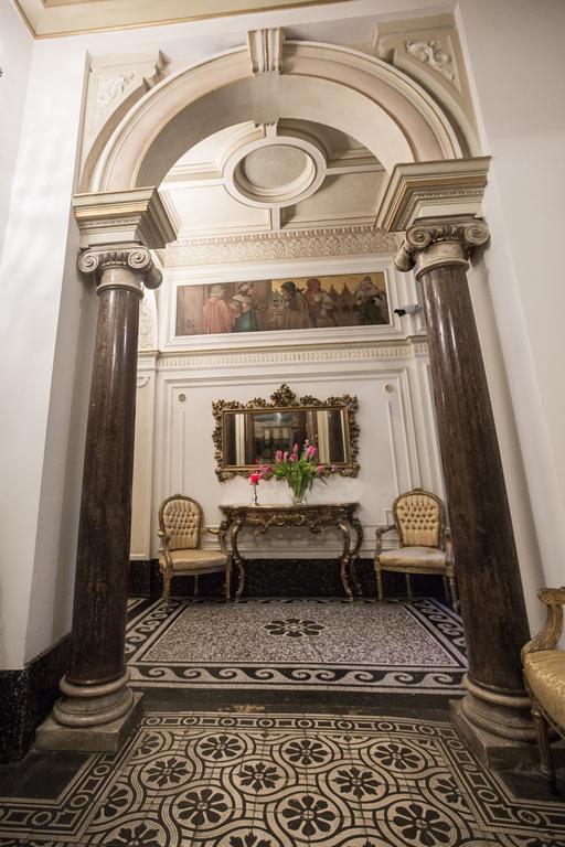 Royal Apartment By Charles Bridge View Of Saint Nicholas Church Prague Room photo