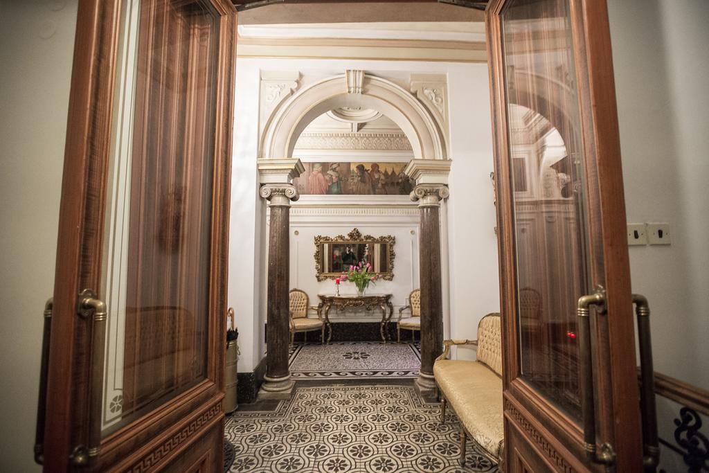 Royal Apartment By Charles Bridge View Of Saint Nicholas Church Prague Exterior photo